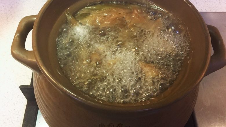 霸王花煲猪骨汤,保持沸腾状态15分钟。