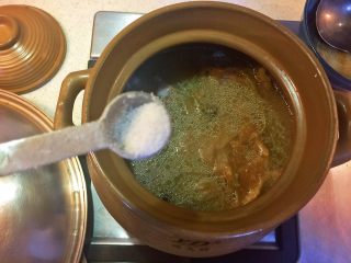 霸王花煲猪骨汤,起锅前加盐调味，不喜油腻的话先撇清上层油份再装盘。
