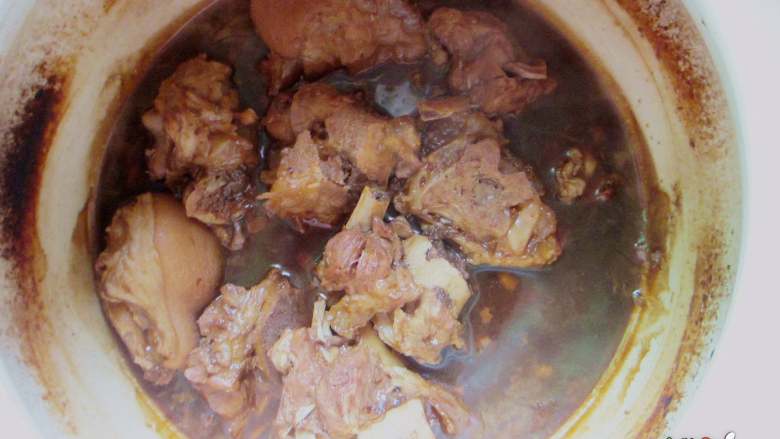 酱骨头,煮烂后汤汁要保持剩骨头的一半左右，肉糊烂了就好要留汤，不能熬干