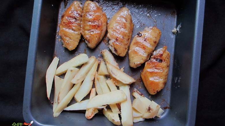香辣干锅鸡翅,烤箱放入鸡翅和土豆条200度烤12分钟