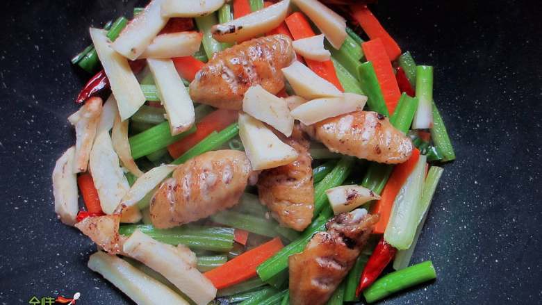 香辣干锅鸡翅,接着倒入烤好的鸡翅和土豆条