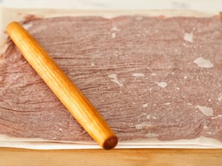 猪肉脯,案板上铺一块大于烤盘(28*28㎝)的油纸，取1/3腌制好的肉馅平均的铺到油纸上，然后在上面盖一层油纸，用擀面杖来回的轻轻擀压，使肉馅完全的铺满整个油纸，薄厚要均匀