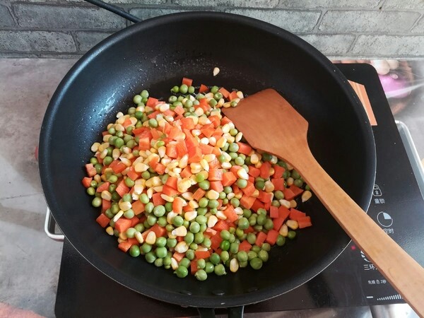 金玉满堂,7.锅里倒入胡萝卜，玉米，豌豆颗粒 