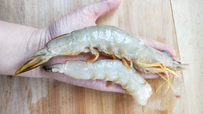 蚝油南美大对虾,逐一掐头，剥壳。
