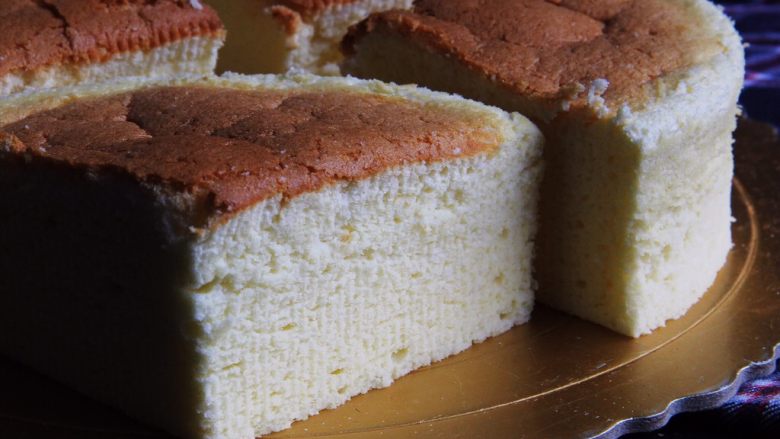 无油酸奶蛋糕+水浴法,切开品尝很棒，像芝士蛋糕的口味！