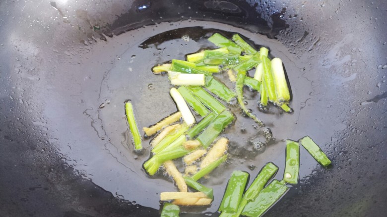 青椒炒肉,把葱和姜放进锅里爆香