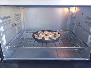 香蕉蓝莓烤土司块,入烤箱，200度上下火，烤10分钟