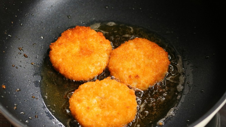 虾肉土豆脆饼,期间记得翻面，炸至两面金黄并熟即可出锅控油~