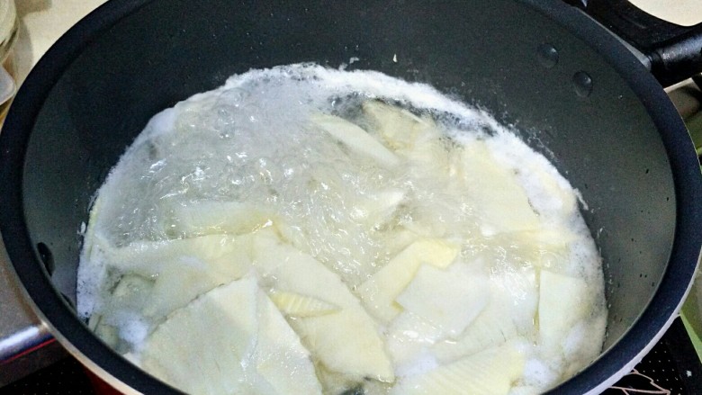 腊肉炒竹笋,煮3，4分钟。