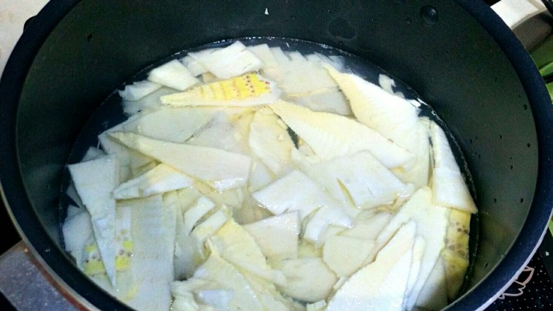 腊肉炒竹笋,锅里烧水，水开后把笋片放进去煮。
