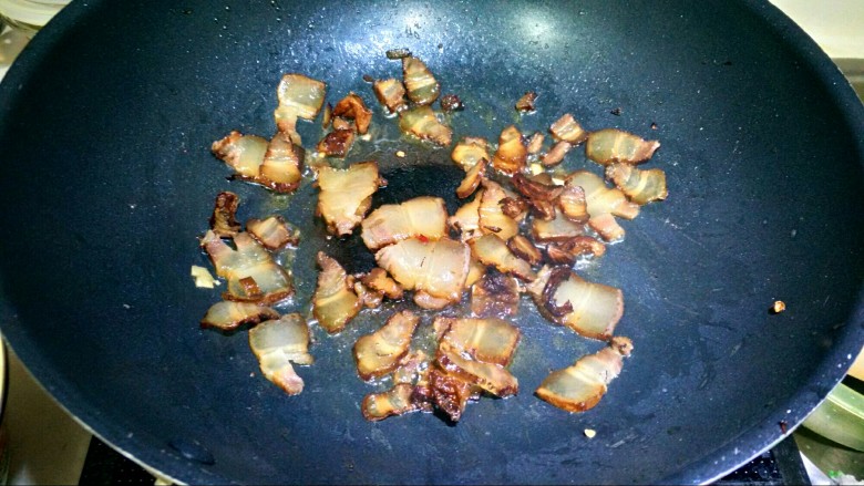 腊肉炒竹笋,锅里放一勺油，腊肉下锅炒，把部分油脂煸出来。看个人喜欢，喜欢吃肥一点的就稍微炒一下就行。