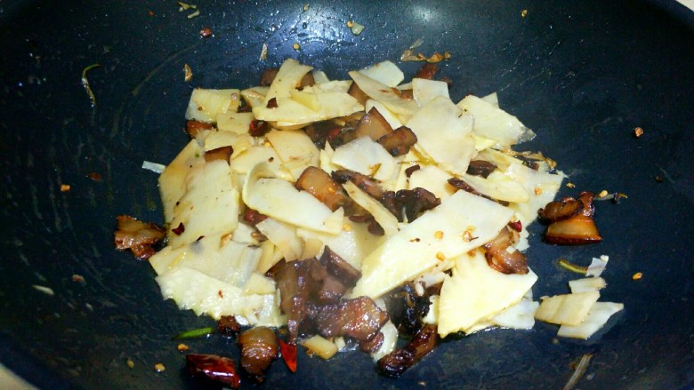 腊肉炒竹笋,翻炒2分钟，炒入味儿。