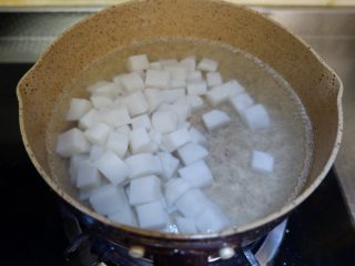 鸣门杂蔬炒年糕,锅内烧开水。