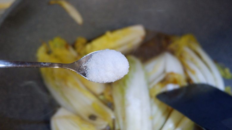 豉椒娃娃菜,根据个人口味加适量盐。