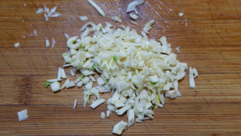 菠萝荸荠炒鸡丸,蒜去皮拍碎，切成末