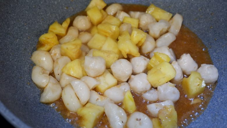 菠萝荸荠炒鸡丸,加入水淀粉勾芡。