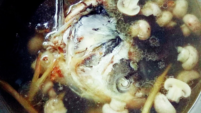 鱼头汤锅,大火烧开后，放入煎制的鱼头。