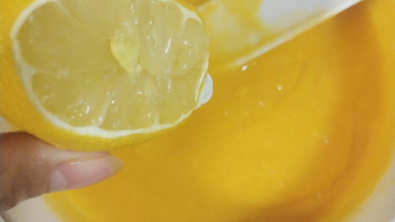 镜面芒果慕斯蛋糕,15ml柠檬汁倒入芒果泥和糖中搅拌均匀