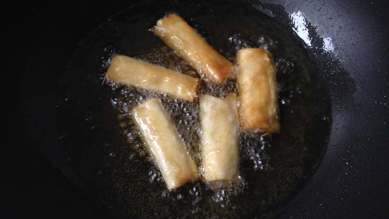 扬州春卷,下入五到六层热的油锅中，炸至金黄即可出锅