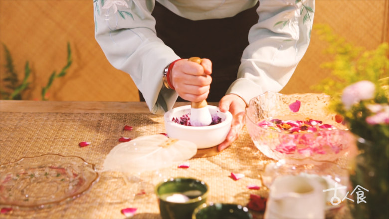 【百花糕】花朝节将至，做一份武帝最爱的甜点解馋,然后将其余花瓣捣碎；
