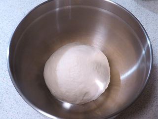 意大利面包【香草佛卡夏】,揉好的面团放在发酵盆中进行发酵