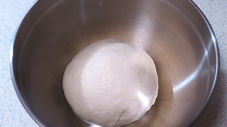 意大利面包【香草佛卡夏】,揉好的面团放在发酵盆中进行发酵
