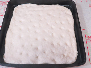 意大利面包【香草佛卡夏】,放入烤盘，然后用手轻按出小坑