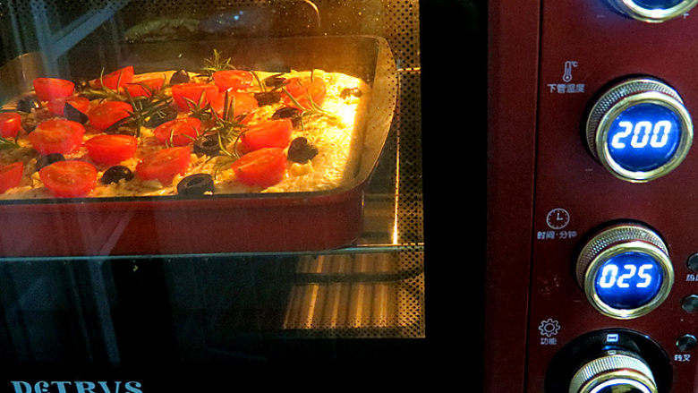 意大利面包【香草佛卡夏】,放入预热好的烤箱，上下火200度,25分钟左右(视自家烤箱习性调整温度和时间)