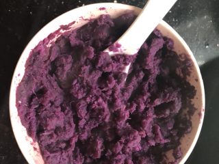 紫薯山药糕,同样紫薯也捣成泥！