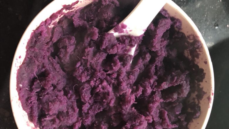 紫薯山药糕,同样紫薯也捣成泥！