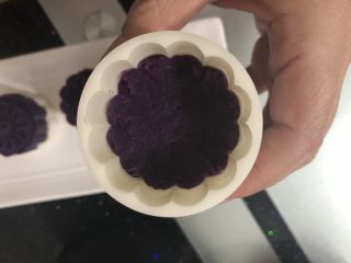 紫薯山药糕,月饼模具刷少点油，先放一半紫薯进去压紧。