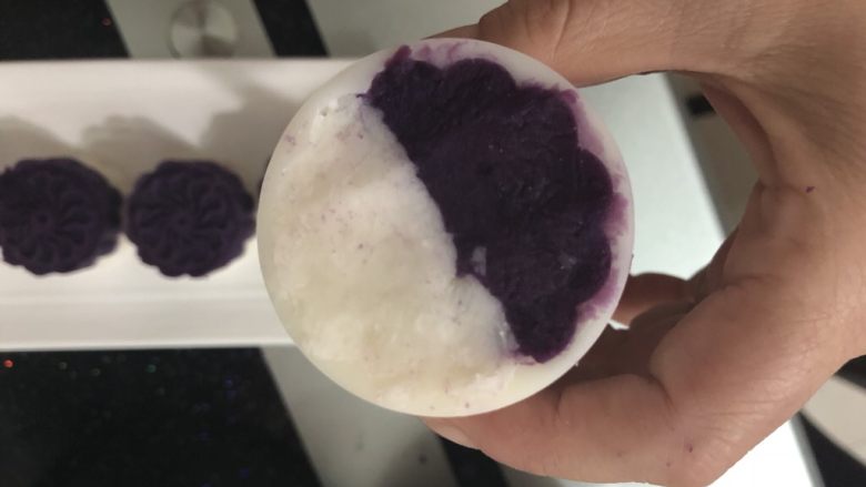 紫薯山药糕,或者可以左右一半，分别用紫薯和山药填满压紧。