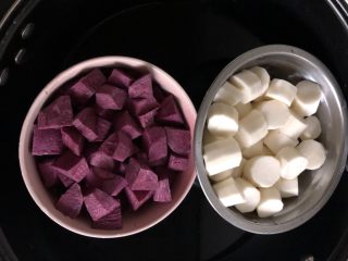 紫薯山药糕,锅里放半锅水，紫薯山药冷水上锅蒸半小时左右，用筷子可以很轻易戳进去就可以了！