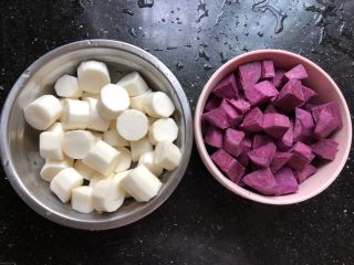 紫薯山药糕,紫薯和山药分别去皮切小块。