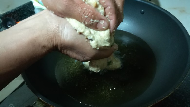 #客家美食#薯丸,用手挤到锅里，当然用勺子舀也是可以的，就是用勺子舀，形状很不规则，用手挤形状会比较好看。