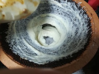 #客家美食#薯丸,这就是客家特有的钵，它是专门用来磨大薯的，特别细腻，当然没有它，用擦丝器效果是一样一样的。