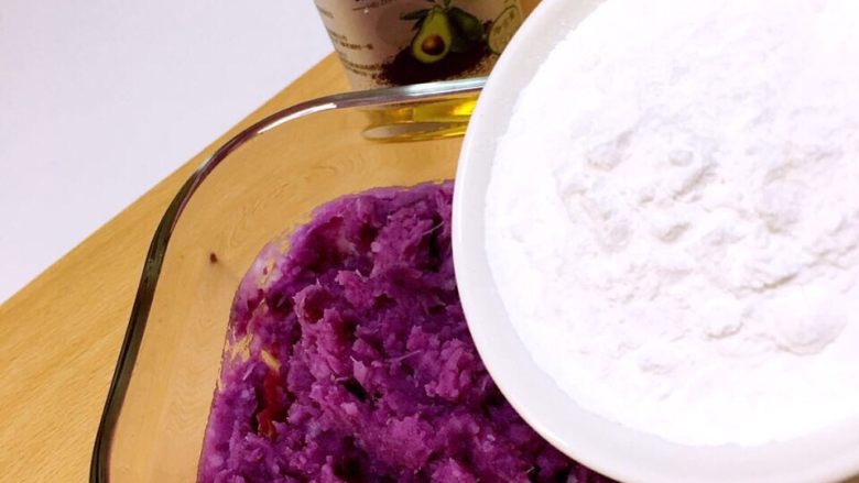 紫薯山药饼,加入木薯淀粉和匀
