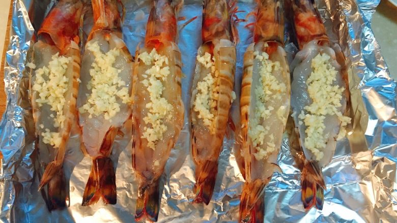 芝士焗大虾,大蒜切成蒜末，均匀放在虾背肉里