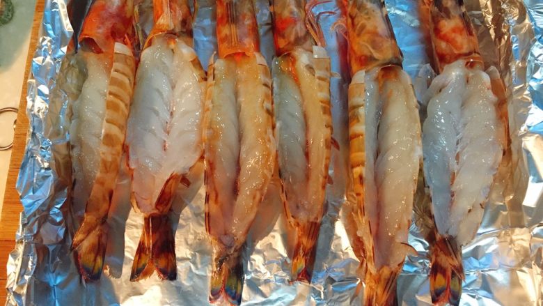 芝士焗大虾,处理干净的大虾平铺在放了锡纸的烤盘上