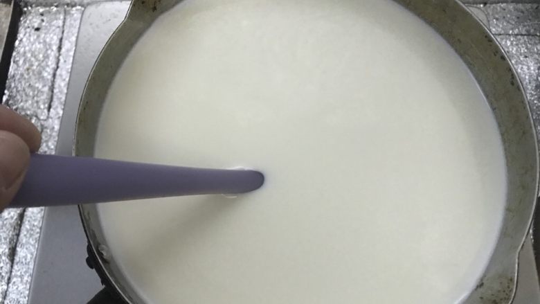 小朋友每天都想吃的自制酸奶,取奶锅，把纯牛奶淡奶油白糖倒入，煮至白糖完全融化。