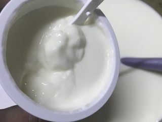 小朋友每天都想吃的自制酸奶,倒入风味发酵乳搅拌均匀。
