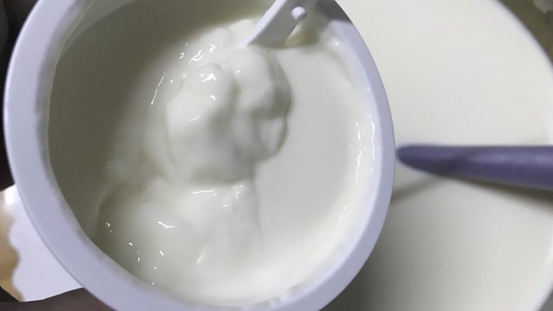 小朋友每天都想吃的自制酸奶,倒入风味发酵乳搅拌均匀。