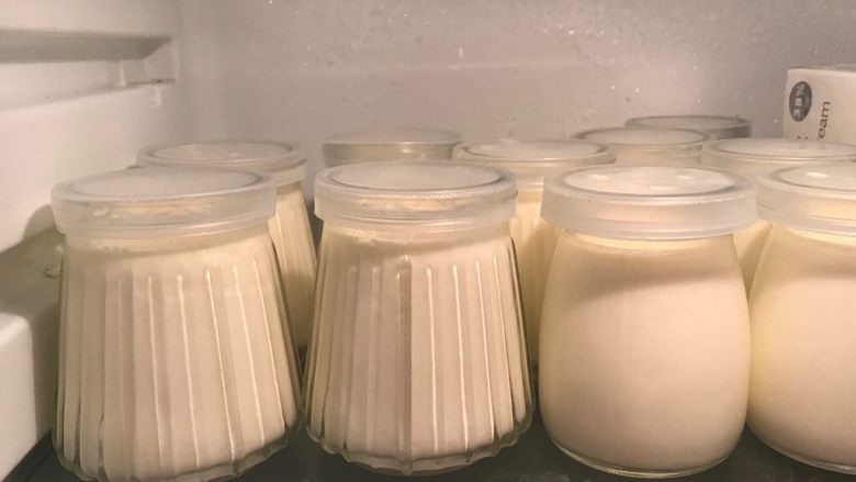 小朋友每天都想吃的自制酸奶,发酵好的酸奶，放入冰箱冷藏3个小时就可以食用。