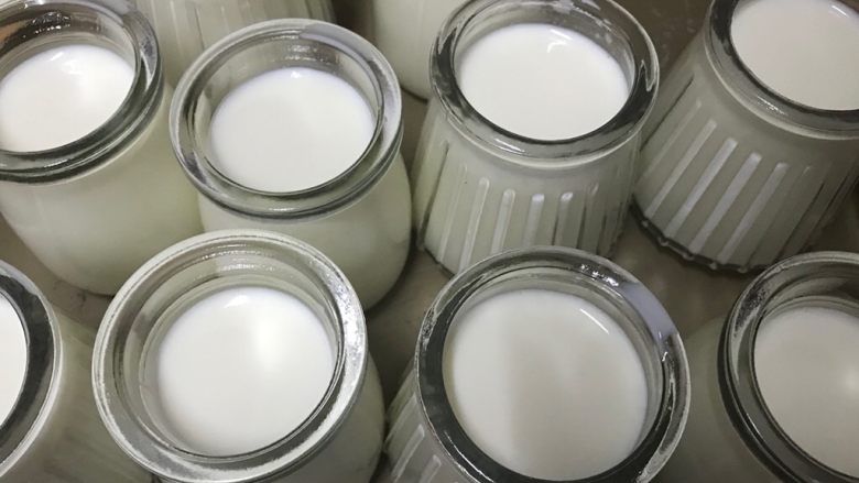 小朋友每天都想吃的自制酸奶,把半成品酸奶分别倒入酸奶瓶，量为八分满。