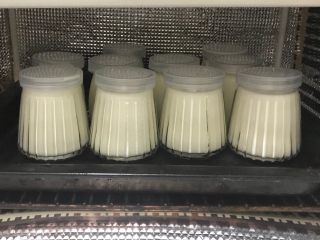 小朋友每天都想吃的自制酸奶,取个旧烤盘放入少量水再放入酸奶，烤盘放入发酵箱，调40℃，发酵五个小时。