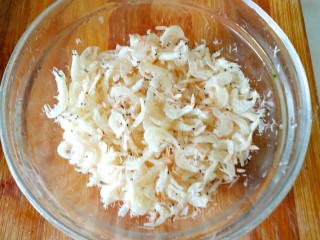 海米韭菜鸡蛋饼,海米放入碗里备用