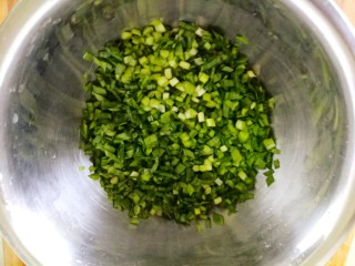 海米韭菜鸡蛋饼,把切好的韭菜放入盆里