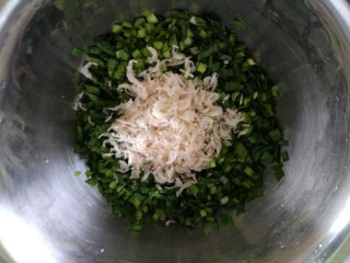 海米韭菜鸡蛋饼,放入海米