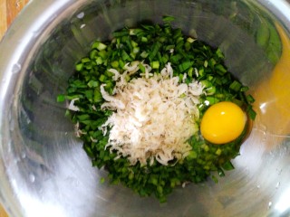 海米韭菜鸡蛋饼,打入一个鸡蛋