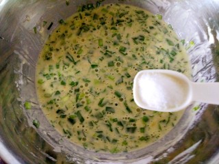 海米韭菜鸡蛋饼,锅烧热，放入适量的食用油，倒入一半的面糊